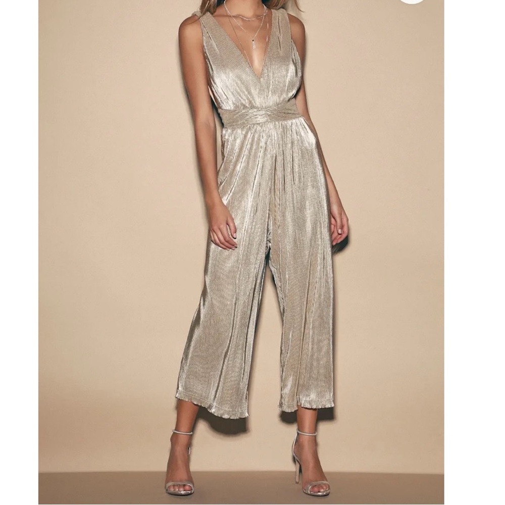 Lulu's Women’s Turn Up Metallic Pleated V-Neck Culotte Jumpsuit Cocktail Size M